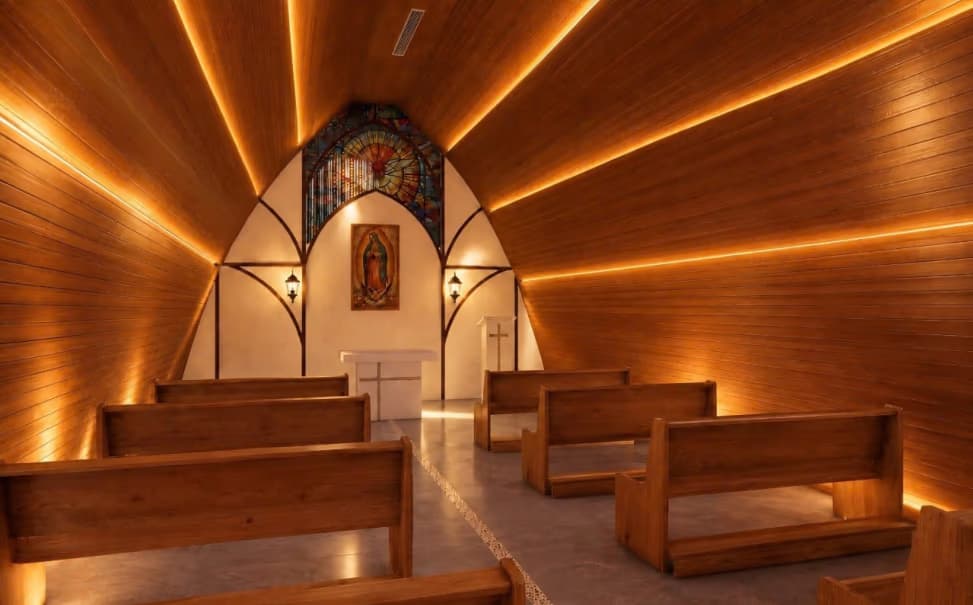 Interior da capela com arco de madeira e imagem de Nossa Senhora de Guadalupe
